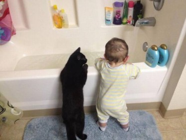 chat et bébé accoudés à la baignoire !